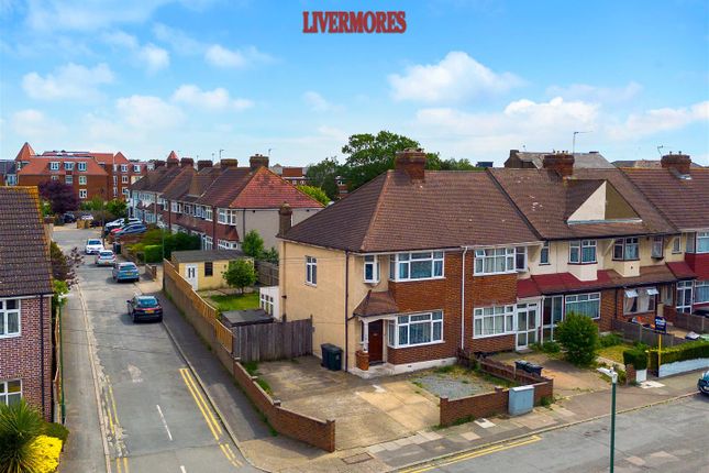 3 bed property, in West Hill Drive, £450,000