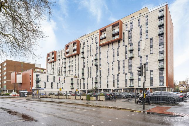 1 bed property, in Victoria Avenue, £150,000