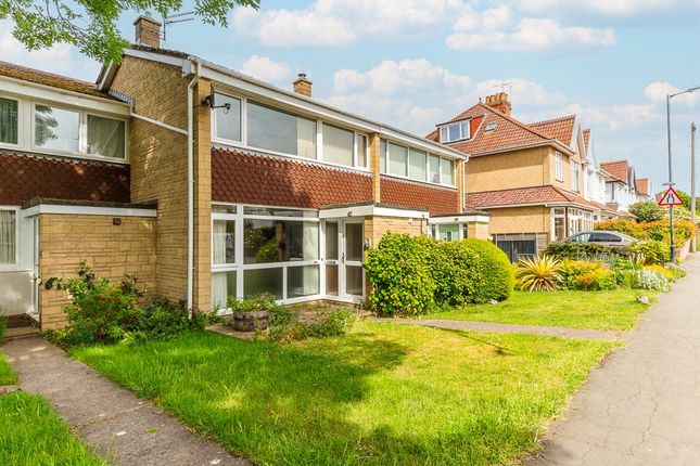 3 bed property, in Henley Grove, £525,000
