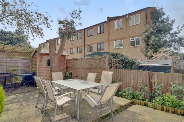 6 bed property, in Caledonian Wharf, £800,000