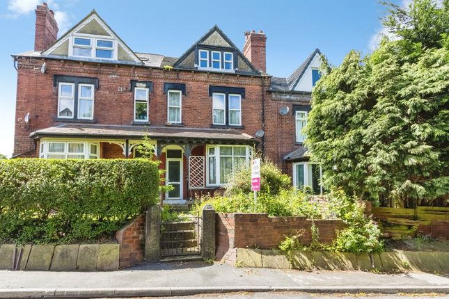 5 bed property, in Hollyshaw Lane, £275,000