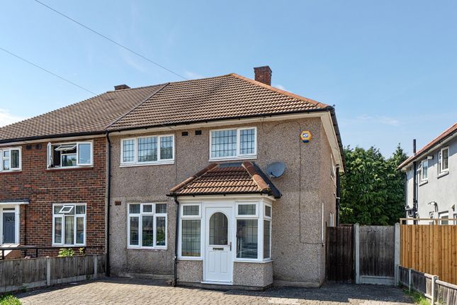 3 bed property, in Restons Crescent, £475,000
