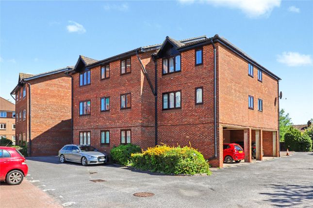 1 bed property, in Highfield Court, £165,000