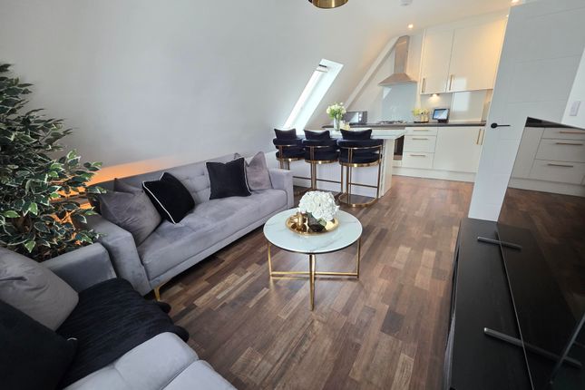 2 bed property, in St. Pauls Avenue, £248,000
