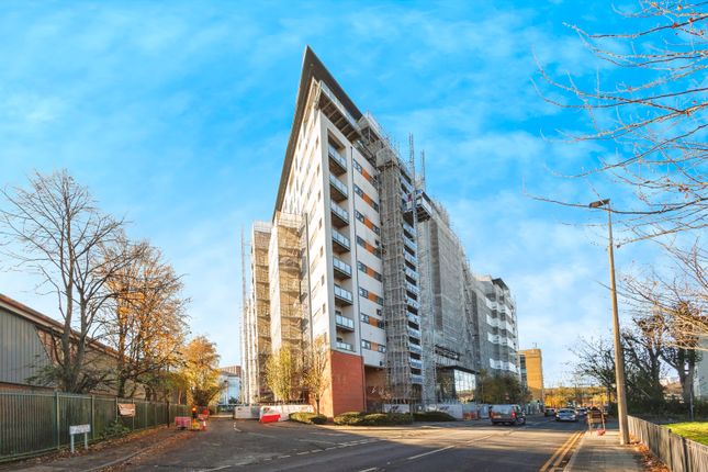 2 bed property, in X Q 7 Building, £130,000
