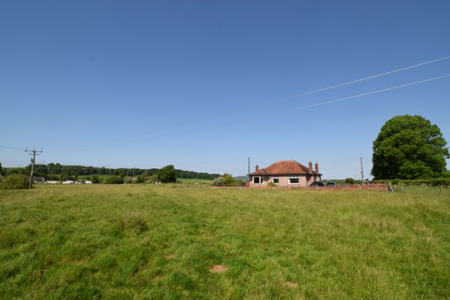 3 bed property, in Mavis Grove Farm House, £320,000