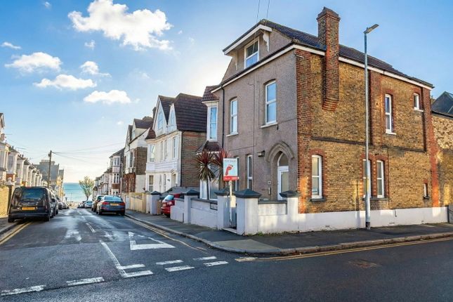 2 bed property, in Albert Road, £175,000