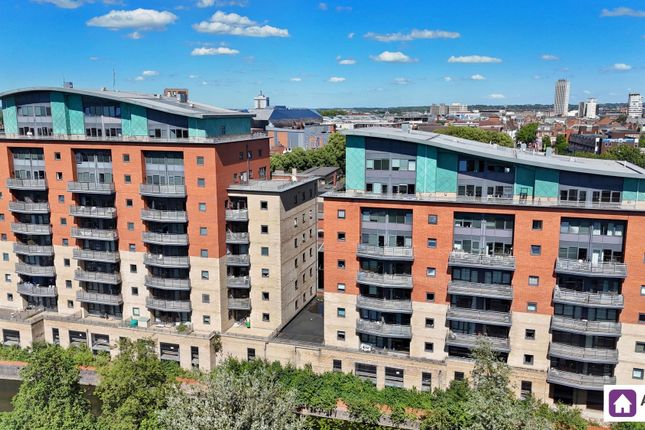 1 bed property, in Bath Lane, £102,000