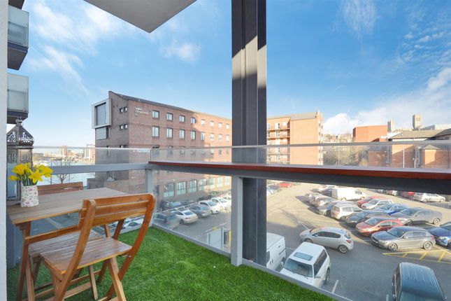2 bed property, in Brayford Street, £225,000