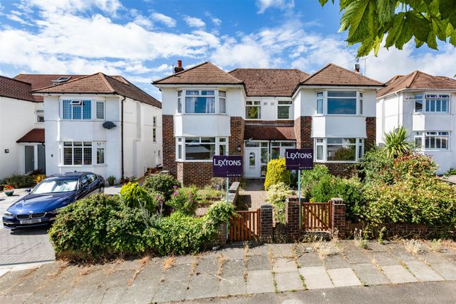 6 bed property, in Fallowfield Close, £700,000