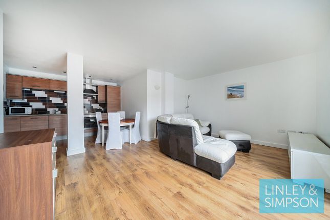 2 bed property, in WATERLOO COURT, £230,000