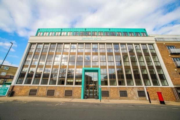 1 bed property, in Derngate, £140,000