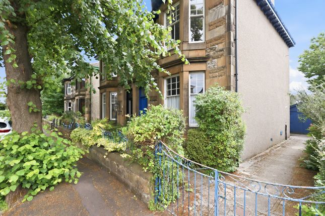3 bed property, in Coldingham Avenue, £225,000