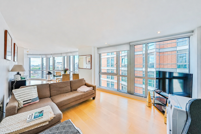 1 bed property, in Fairmont Avenue, £300,000