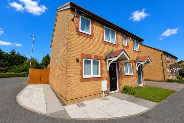 3 bed property, in Simpson Close, £300,000