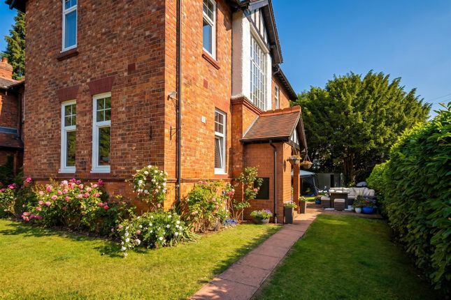 3 bed property, in Catherines Close, £450,000
