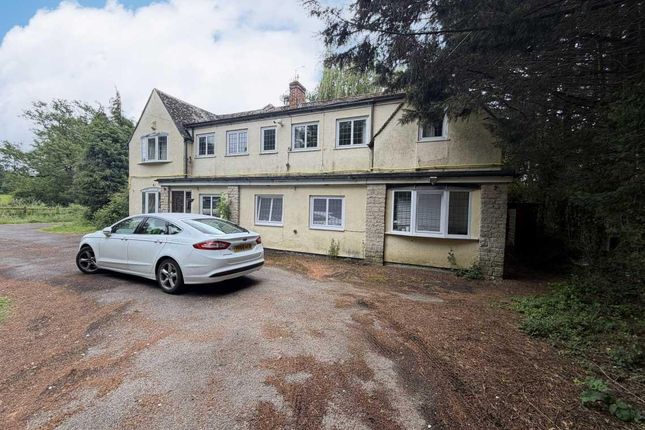 10 bed property, in The Paddocks, £300,000