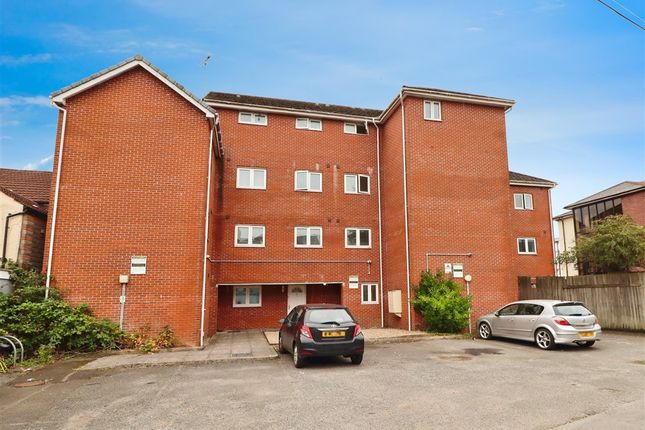 1 bed property, in Broadway, £64,000