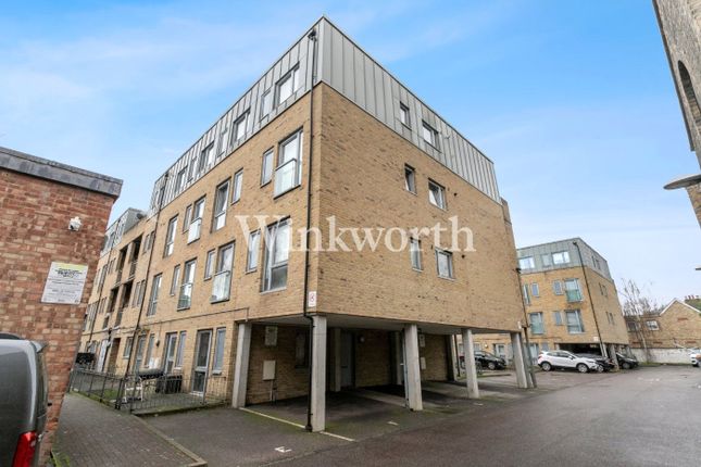 1 bed property, in Gascoigne Close, £176,250
