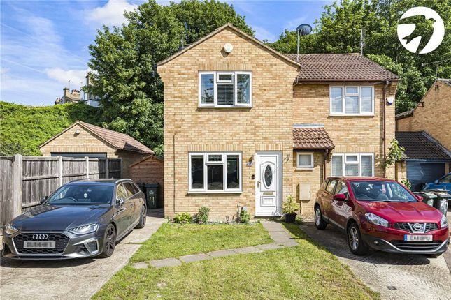 2 bed property, in Low Close, £350,000