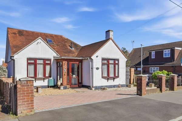 3 bed property, in Wallace Crescent, £450,000