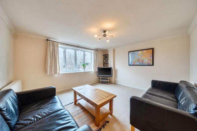 2 bed property, in Rothesay Avenue, £300,000