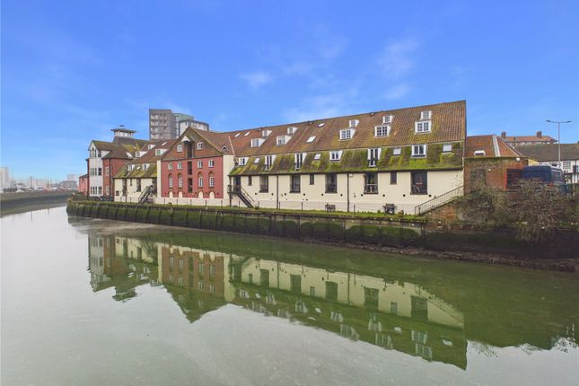 2 bed property, in Dock Street, £60,000