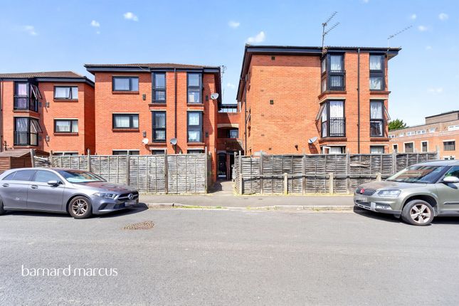 2 bed property, in Beauclerk Close, £200,000