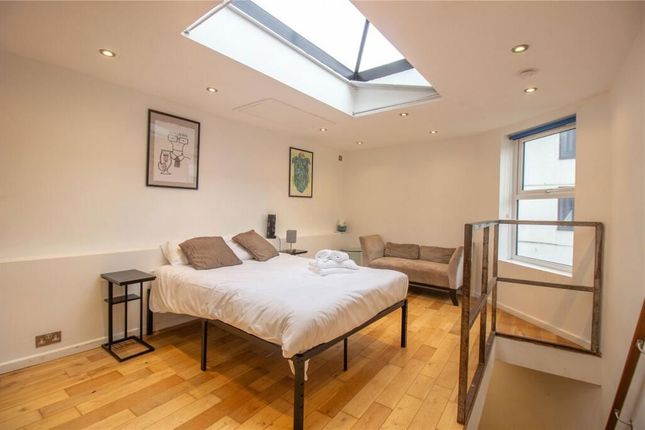 1 bed property, in West Street, £200,000