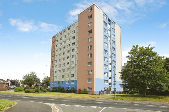 2 bed property, in South Street, £105,000