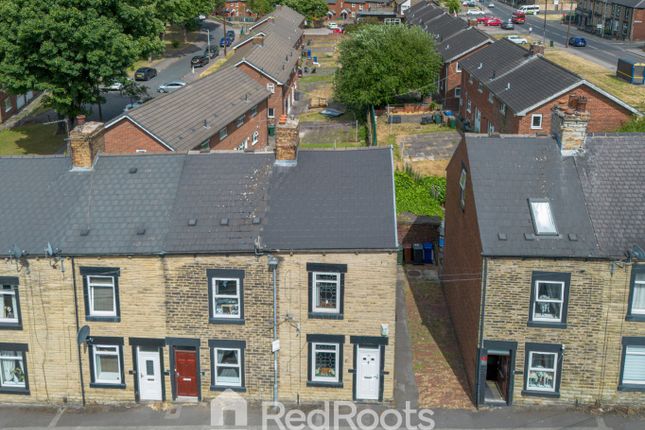 2 bed property, in Pond Street, £100,000