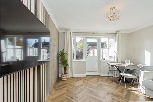 2 bed property, in Pepperslade, £240,000