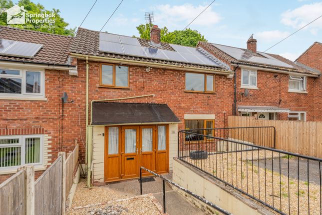 3 bed property, in Queen's Road, £120,000