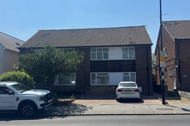 2 bed property, in Tennison Road, £150,000