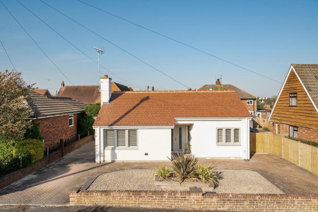 3 bed property, in Golf Links Avenue, £425,000