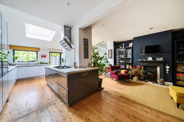 3 bed property, in Heyford Avenue, £550,000