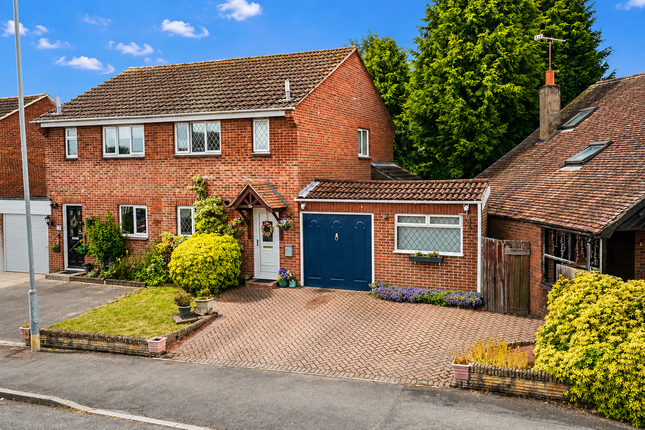 3 bed property, in Meadow Road, £250,000