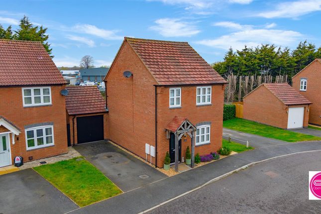 3 bed property, in Cascade Close, £240,000