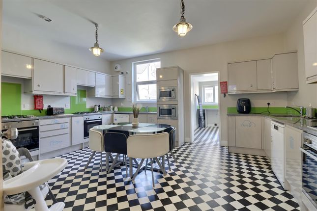 10 bed property, in Elphinstone Road, £950,000