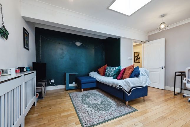 1 bed property, in London Road, £230,000