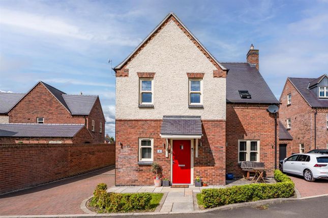 3 bed property, in Woodview Paddock, £425,000