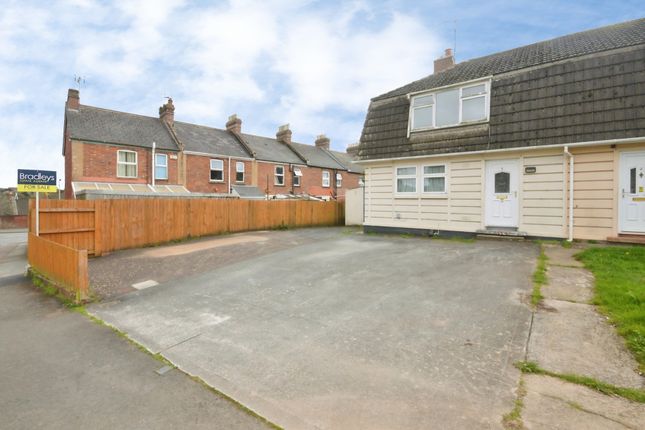 3 bed property, in Ashleigh Close, £200,000