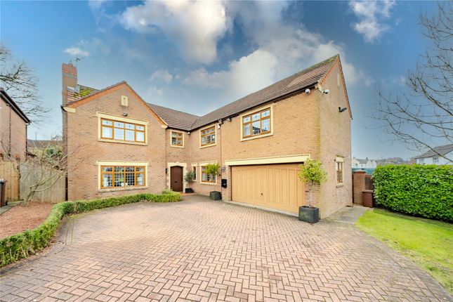 5 bed property, in Cricketers View, £825,000