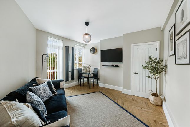 1 bed property, in Margravine Road, £365,000