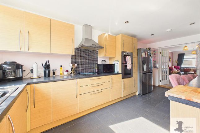 4 bed property, in Heol Y Wylan, £289,950