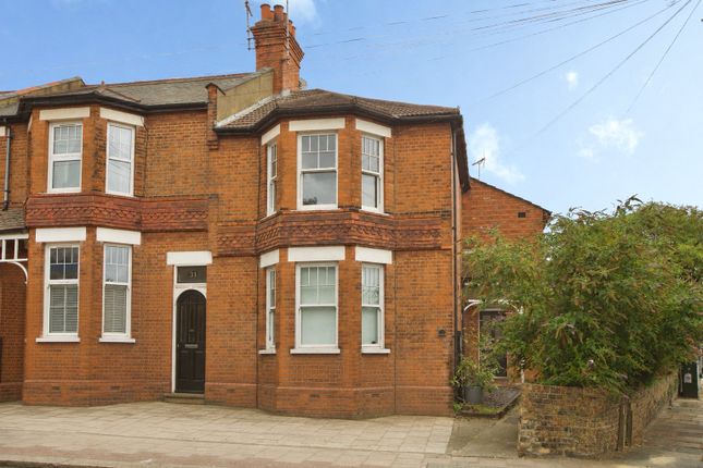 2 bed property, in Totteridge Lane, £475,000
