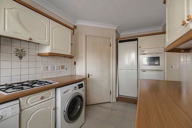2 bed property, in Park Hill Road, £280,000