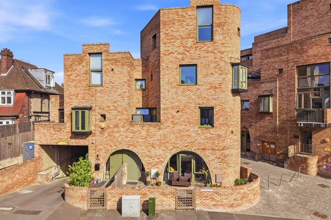 2 bed property, in Edgewood Mews, £520,000