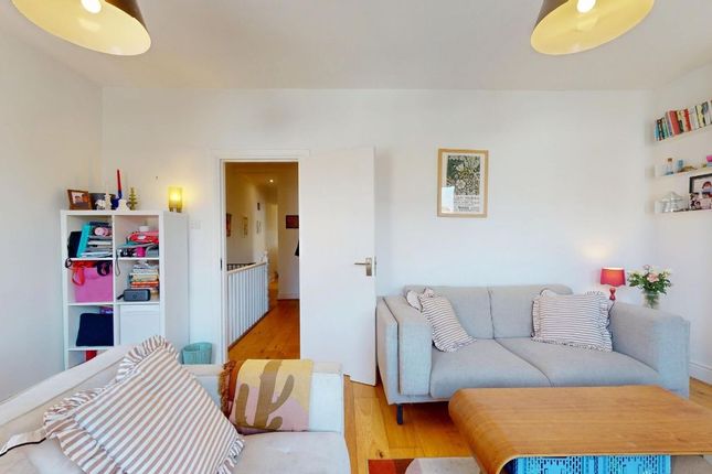 2 bed property, in Clementina Road, £450,000