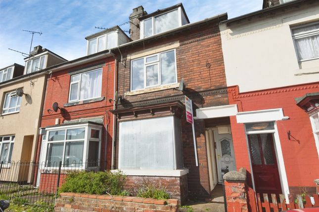 1 bed property, in Queen Street, £60,000